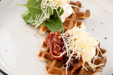 Вафли с томатами и сыром