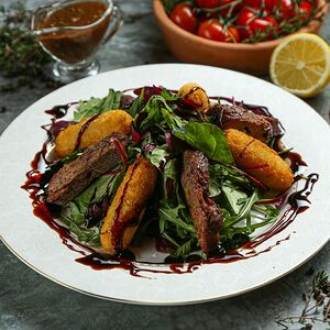 Салат с жареным сулугуни и телятиной