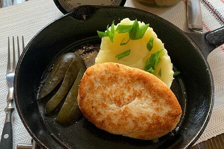 Котлета куриная с пюре и соленым огурцом