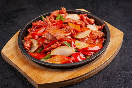 Говядина на чугунной сковороде