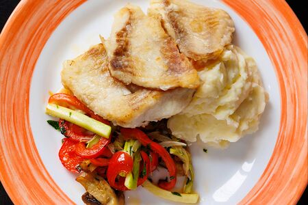 Окунь с пюре и овощами