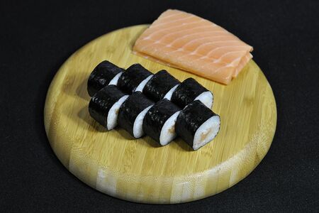 Мини-ролл с лососем