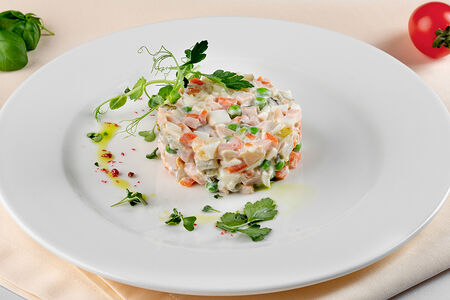 Оливье новогодний с ветчиной