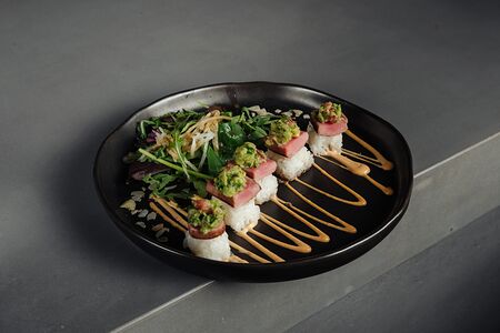 Тунец на рисовой подушке с гуакамоле