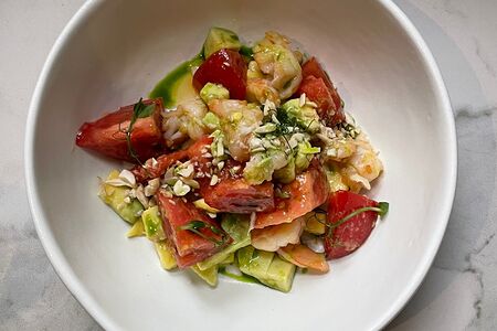 С креветками, авокадо, томатами и кешью