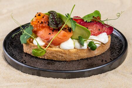 Брускетта с красной икрой, лососем и авокадо