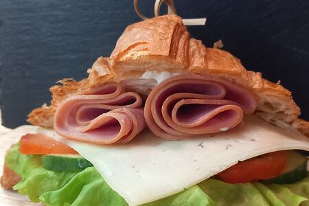 Сливочный круассан с ветчиной и сыром