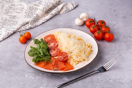 Скрэмбл с лососем и пармезаном