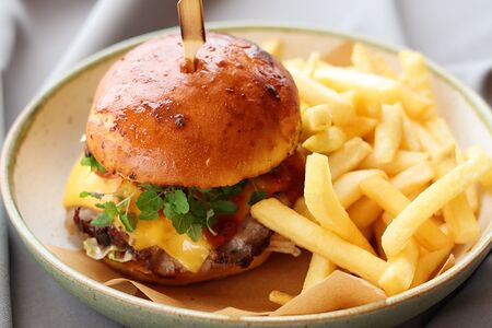 Бургер с бифштексом из мраморной говядины и картошкой фри
