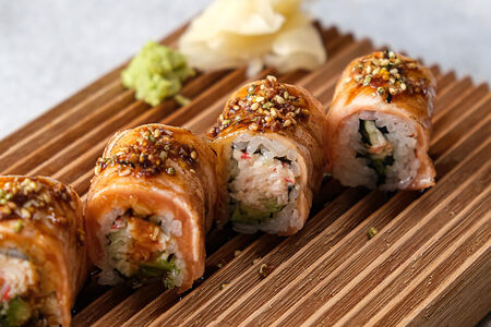Ролл с крабом, лососем, авокадо и цитрусовым терияки