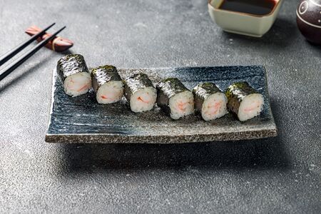 Ролл с креветкой