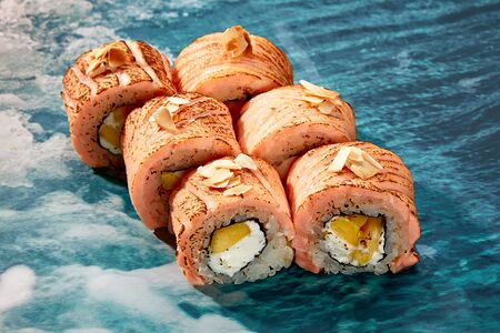 Ролл с обожженным лососем