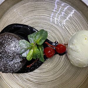 Десерт Шоколадный Фондан с карамельным соусом