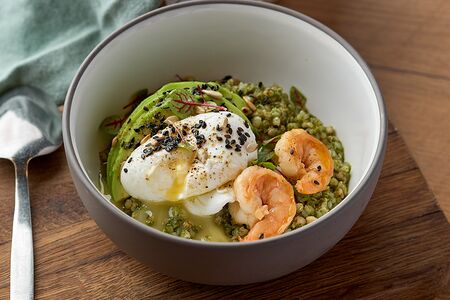 Зеленая гречка с авокадо, яйцом пашот и креветками