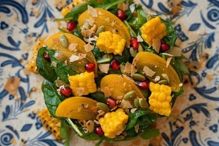 Салат с запечённой тыквой, хурмой и кукурузой