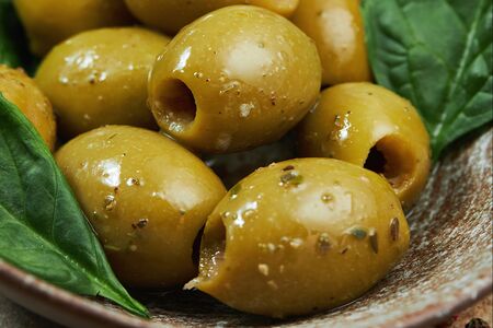 Маринованные оливки гигант