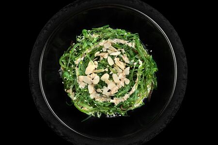 Салат чукка под миндальными лепестками