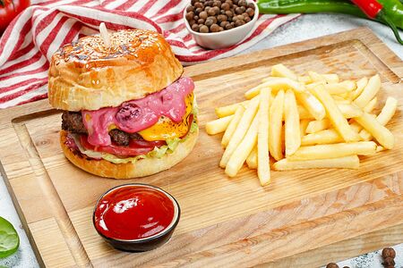 Бургер с говядиной и вишневым соусом