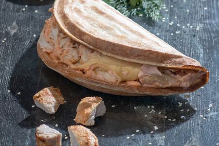 Закрытая пицца с курицей