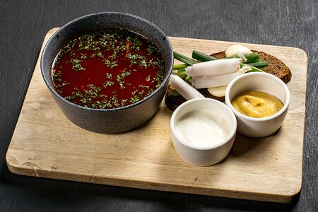 Борщ с копчёной сметаной, бородинским хлебом и салом