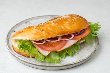 Сэндвич на сдобной булке с окороком