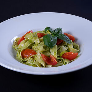 Паста с томатами и соусом Песто