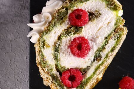 Пирожное воздушное Меренговый рулет Фисташка