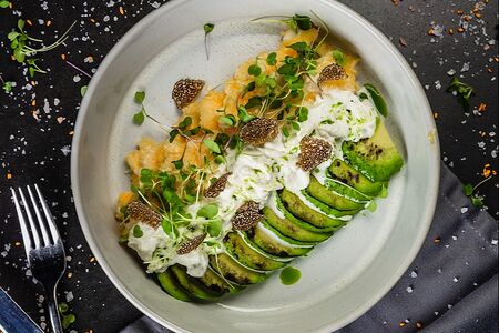 Скрэмбл с авокадо, страчателлой и трюфельным маслом