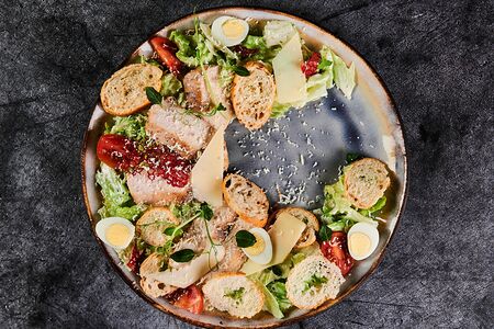 Цезарь с жареным филе цыплёнка