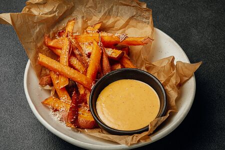 Картофель фри с соусом чеддер 