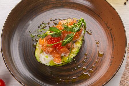 Авокадо гриль с креветками и творожным сыром