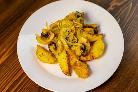 Картофель жареный с грибами и луком
