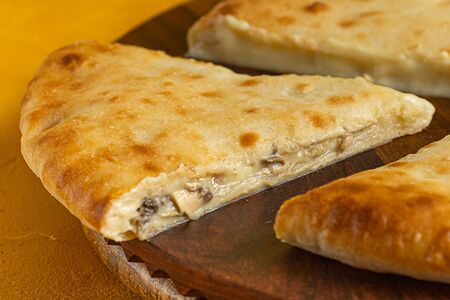 Пирог с картошкой, грибами и сыром