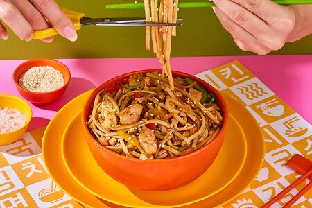 Вок с куриным филе в соусе терияки