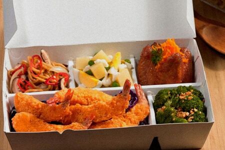 Комбо Wok my Box Нежная свинка, салат Box Цезарь классик, Морс my Box Клюква