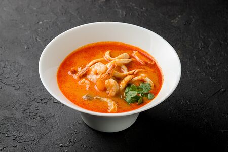 Том Ям Кунг с креветками и лапшой