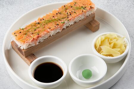 Ошидзуси из лосося с соусом спайси