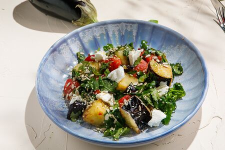 Теплый салат с хрустящими баклажанами