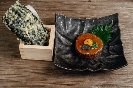 Тартар из мраморной говядины c мисо и чипсами нори