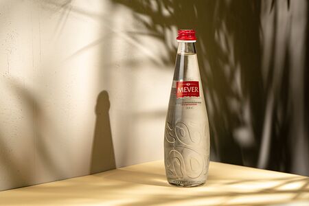 Минеральная вода без газа Mever