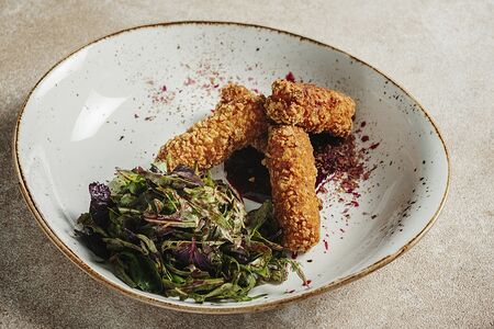 Жареный сулугуни с брусничным соусом и микс-салатом