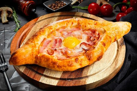 Хачапури по-аджарски с беконом и сыром