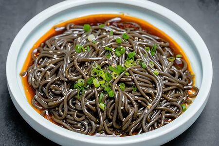 Черная фунчоза в кисло-остром соусе