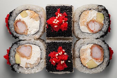 Ролл с креветкой темпура и соусом спайси-манго New