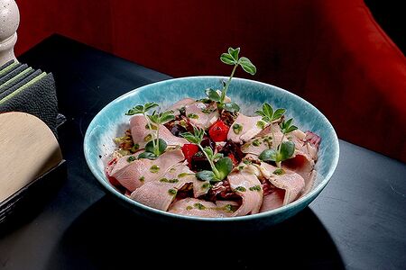 Салат с утиной грудкой, манго и печеной свеклой