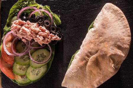 Пита с тунцом