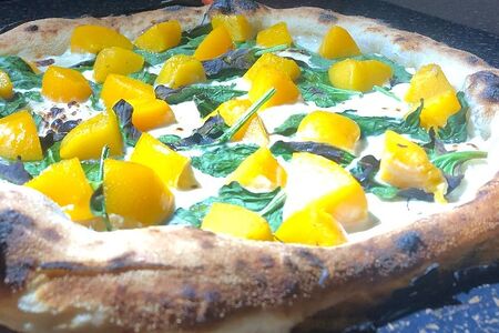 Пицца со шпинатом и персиком