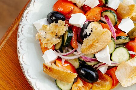 Греческий салат с оливками гигант и жареным багетом