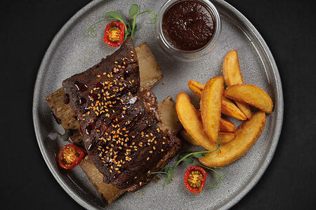 Говяжьи ребра с соусом black papper