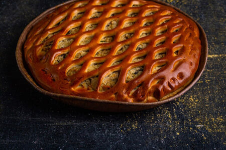 Четверть пирога с курицей и грибами